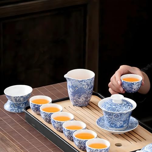 Sharing tea with the gaiwan set